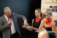 Foto 3 – Zleva: modertor tiskov konference Jan Kovak losuje ceny od partner pro zastnn