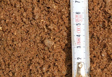 Obrzek 4 – Zsypov zemina z Obrzku 3 – stav bhem hutnn jednotlivch vrstev o tlouce 200 mm. Mtko na obrzku je v centimetrech.