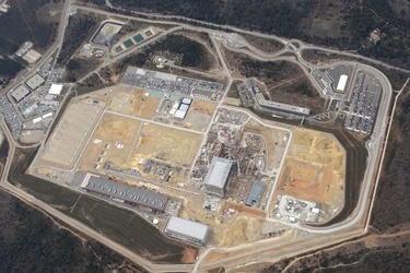 Obr. 4. Pta pohled na stavenit ITER, bezen 2016.