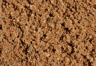 Obrázek 3 – Vzorek zásypového písku určeného pro bezprostřední okolí potrubí. Volný stav před zhutněním – volně sypaná písčitá zemina.
