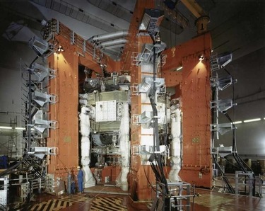 Obr. 1. Evropský fúzní reaktor JET (Joint European Torus) byl spuštěn v roce 1984 v britském Culhamu. Je v současnosti největším fúzním zařízením na světě.