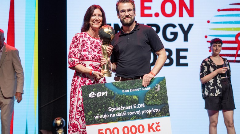 Claudia Viohl, generální ředitelka společnosti E.ON v České republice, předávala v loňském roce cenu pro vítěze Mikuláši Hurtovi, jednateli společnosti NIL Textile