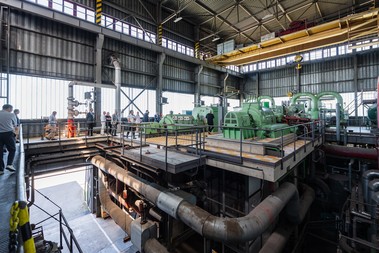 Obr. Pohled do haly s parními turbínami a výrobou elektřiny s náběhem na plný výkon v řádu hodin. Již příští rok bude tato výroba doplněna kogenerační jednotkou s náběhem na plný výkon v řádu minut.