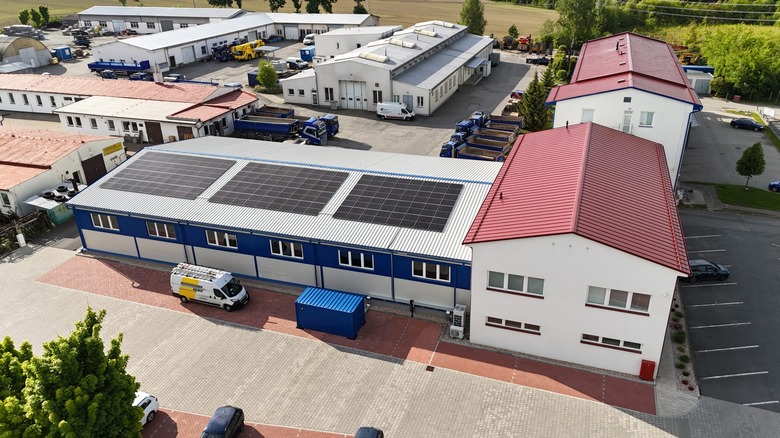 Příklad podnikové fotovoltaické elektrárny, umístěné na střeše výrobního areálu v Havlíčkově Brodě. Zdroj: Sunlux