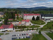 Nová kogenerace a osvětlení zajistí Nemocnici Jilemnice úsporu stovek MWh elektřiny, levnější teplo i větší komfort Nemocnice Jilemnice řešila energetickou efektivitu. Ročně díky řešení od E.ON Energy Solution ušetří na dodávkách tepla i za osvětlení.