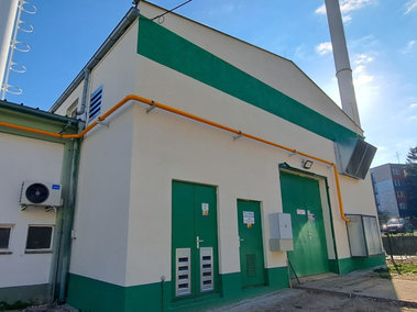 Kogenerační jednotku si objednala společnost Teplospol, největším odběratelem tepla z ní jsou domácnosti na přilehlém sídlišti U Nádraží