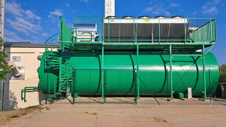 Kogenerační jednotka E.ONu v Jindřichově Hradci má instalovaný elektrický výkon 999 kWe a tepelný výkon 1 180 kWt