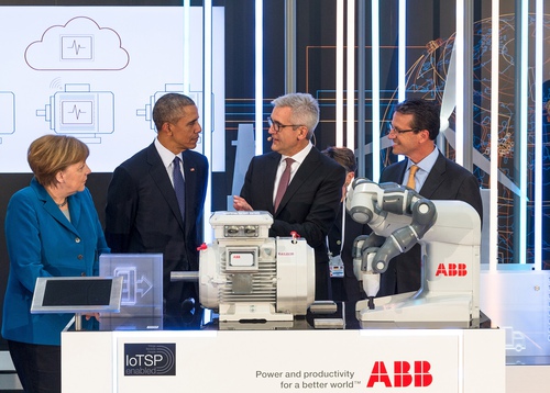 Zleva doprava: Nmeck kanclka Angela Merkelov, americk prezident Barack Obama, ABB CEO Ulrich Spiesshofer a prezident ABB regionu Amerika Greg Scheu