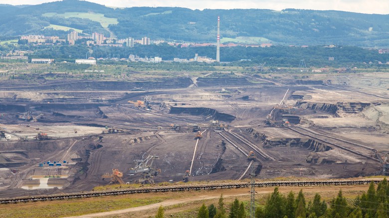 hnědouhelný důl &copy; martinlisner - Fotolia.com