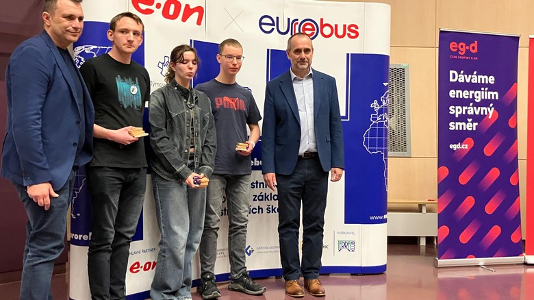 E.ON podporuje Eurorebus již několik let. Vítězům krajského kola popřál i jednatel EG.D Pavel Čada (první zprava)